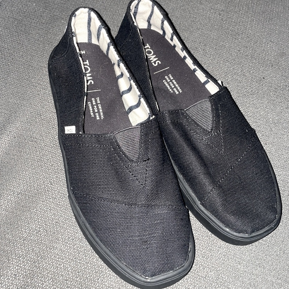 Black TOMS